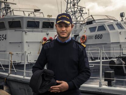 El comandante Nasser Al Gamudi posa frente a dos barcos donados por Italia a los guardacostas libios en el puerto de Trípoli, Libia.