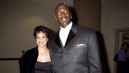 Michael Jordan y Juanita en 1999, antes de divorciarse.