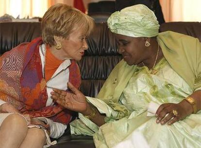 La vicepresidenta del Gobierno, María Teresa Fernández de la Vega, con su homóloga en Gambia, Isatou Njie Saidy, hoy durante la visita oficial