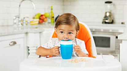 Guían a los bebés de manera simple y natural en la transición del pecho a beber de manera independiente.