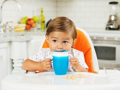 Guían a los bebés de manera simple y natural en la transición del pecho a beber de manera independiente.