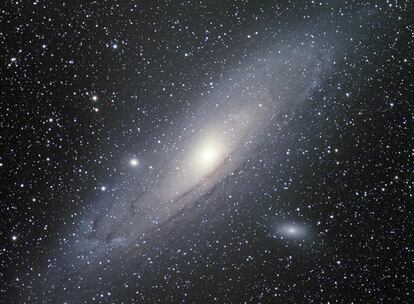 M31, la galaxia de Andrómeda es la de mayores dimensiones del Grupo Local, al que pertenece la Vía Láctea. Desde lugares oscuros y en noches de buena transparencia es posible verla a simple vista. La galaxia de Andrómeda es espiral y posee una masa casi una vez y media superior a la nuestra. Esta fotografía fue obtenida utilizando medios <i>amateur</i> desde el Observatorio del Roque de los Muchachos en la isla de La Palma. Comentario: Javier Méndez Álvarez.