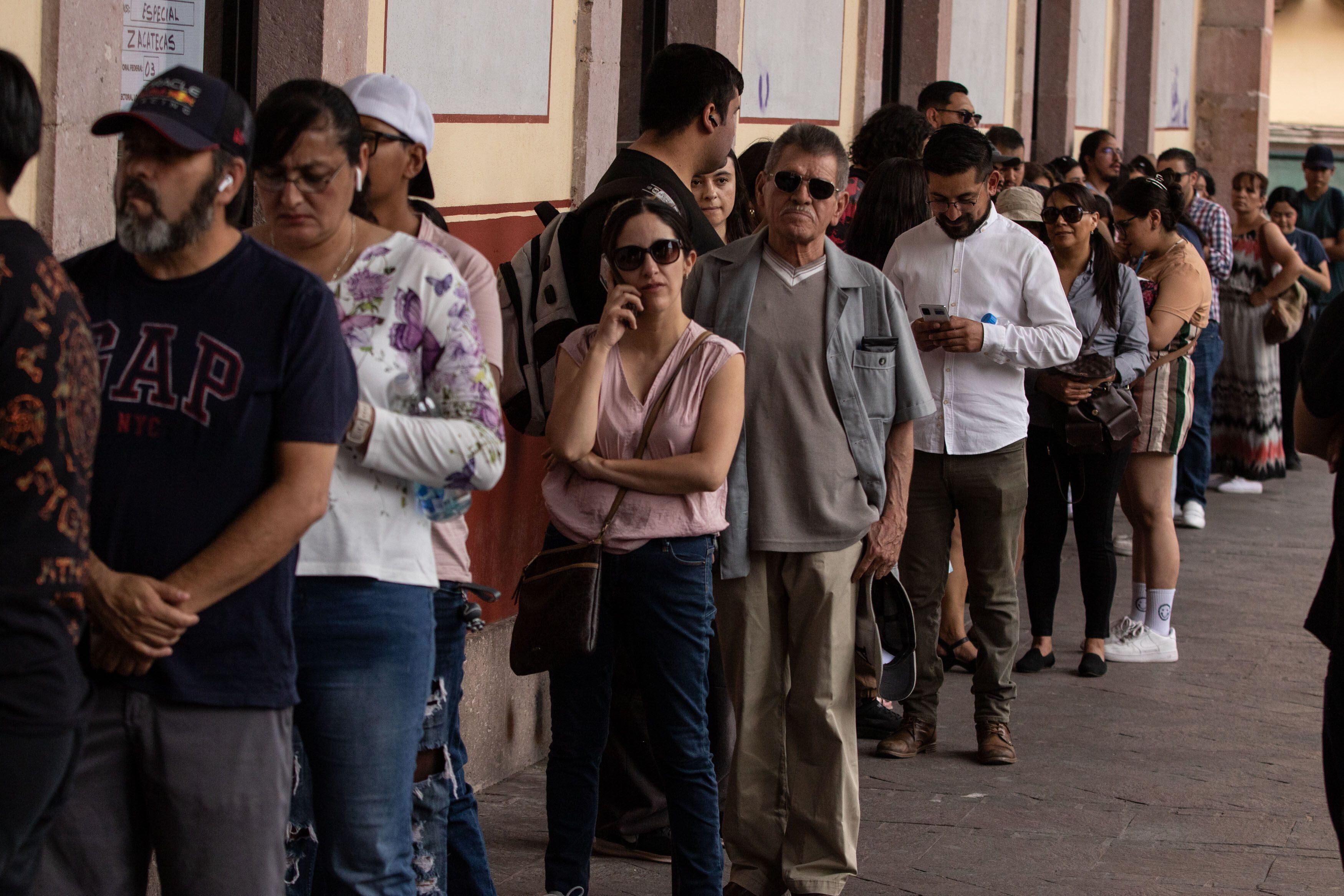 Personas esperan en una casilla para votar en la ciudad de Zacatecas, el 2 de junio.