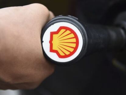 Vista del logotipo de Royal Dutch Shell en una gasolinera.