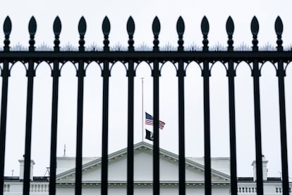 Por orden del presidente Joe Biden, este miércoles 25 de mayo las banderas estadounidenses ondearán a media asta. En la imagen, el estandarte principal de la Casa Blanca.