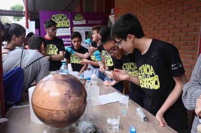 Varios estudiantes muestran un experimento impulsado por el CSIC en el  Instituto Vallecas-Magerit de Madrid. 