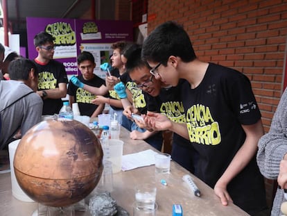 Varios estudiantes muestran un experimento impulsado por el CSIC en el  Instituto Vallecas-Magerit de Madrid. 