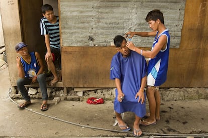 Unos jóvenes en Anibong, una de las zonas mas afectadas por el tifón Haiyan