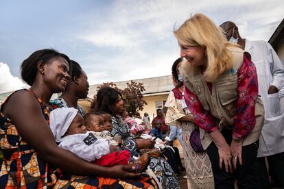 Catherine Russell durante una visita en la República Democrática del Congo el 4 de abril de 2022. La organización brinda servicios a las poblaciones más vulnerables del país, en particular a mujeres y niños afectados por la violencia, ayudándoles a acceder a apoyo psicosocial, médico y legal.