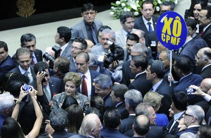 Dilma caminha entre congressistas.