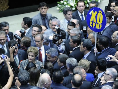 Dilma caminha entre congressistas.