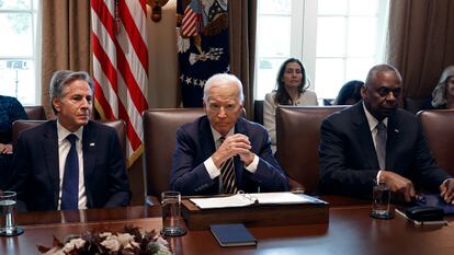 El presidente Joe Biden preside una reunión con los secretarios de Estado y de Defensa, Antony Blinken y Lloyd Austin, este viernes en la Casa Blanca.