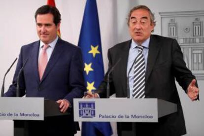 A la izquierda, el presidente de CEPYME, Antonio Garamendi, junto al presidente de la CEOE, Juan Rosell, en La Moncloa