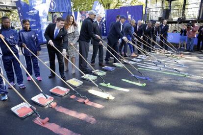 Oficiales, patrocinadores y voluntarios participan en la ceremonia de inauguración de la maratón de Nueva York.