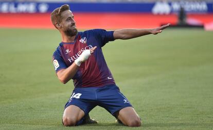 El capitán de la SD Huesca, Jorge Pulido, durante un encuentro de esta temporada. 