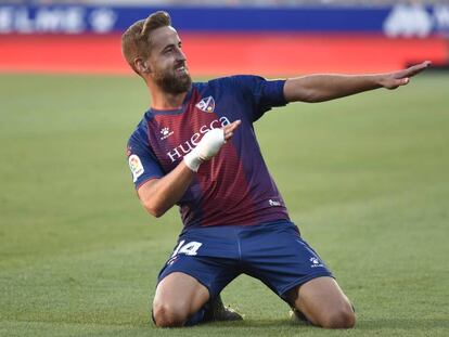 El capitán de la SD Huesca, Jorge Pulido, durante un encuentro de esta temporada. 