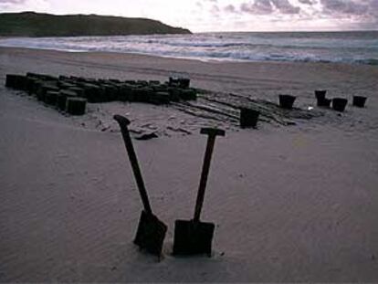 Palas y cubos utilizados para la limpieza de chapapote en la playa de Amela, en Fisterra (A Coruña).