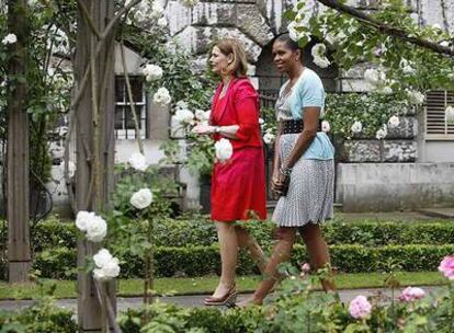 La esposa del primer ministro  británico, Sarah Brown, y  la del presidente de EE UU, Michelle Obama, en la residencia de la primera.