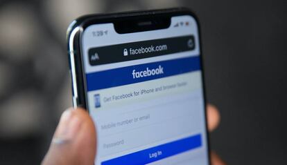 Facebook en un teléfono móvil