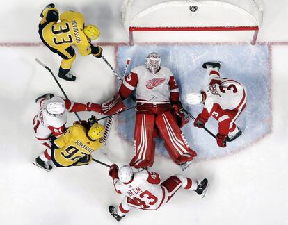 O goleiro do Detroit Red Wings, Jimmy Howard (no chão), fica deitado na quadra durante o jogo da National Hockey League contra o Predators, em Nashville (Estados Unidos).