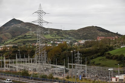 Vista de varias torres de alta tensión junto a la subestación eléctrica de Ortuella (Bizkaia).