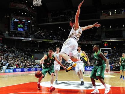 Llull pierde la pelota ente Berni Rodr&iacute;guez.