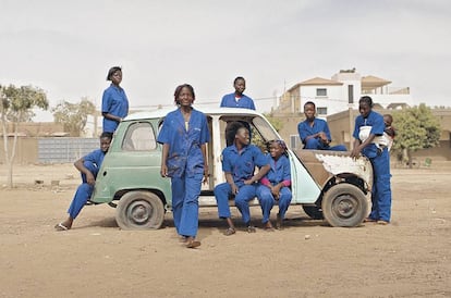 Si ‘Karate Kid’ se dedicaba a dar cera y pulir cera, estas aguerridas mujeres de Burkina Faso se empeñan en aprender a poner en marcha un motor, lo que en algunas países africanos tiene mucha más épica.