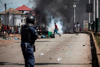 Enfrentamientos entre policías y jóvenes manifestantes, este jueves en Conakry.