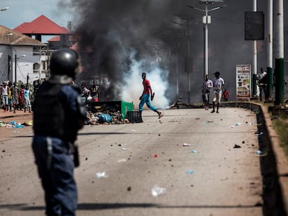 Enfrentamientos entre policías y jóvenes manifestantes, este jueves en Conakry.