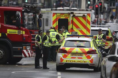 La ministra principal de Escocia, Nicola Sturgeon, instó a los ciudadanos a "seguir la recomendación" de las autoridades policiales de evitar la zona acordonada, mientras "gestionan el incidente". En la imagen, miembros de los servicios de emergencia cerca de la escena del apuñalamiento múltiple, en Glasgow.