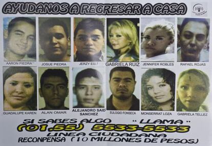 Um cartaz com as fotos dos 12 desaparecidos em um 'after hours' na Cidade do México.
