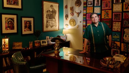 El nuevo director del museo, José Ochoa, en su detenidamente decorada y colorida oficina.