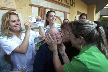 Agraciadas con el Gordo celebran el premio en una residencia de ancianos de Tarragona, en 2015.