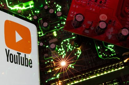 Un teléfono con el logotipo de Youtube