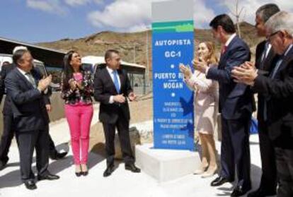 Los ministros de Fomento, Ana Pastor (4d), y de Industria, José Manuel Soria (3d), el presidente del Gobierno de Canarias, Paulino Rivero (3i), y el alcalde de Mogán, Francisco González, entre otras autoridades,  durante la inauguración del tramo de la autovía GC-1 entre las localidades de Puerto Rico y Mogán.