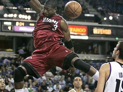 Dwyane Wade machaca el aro ante Martin y Udrih.