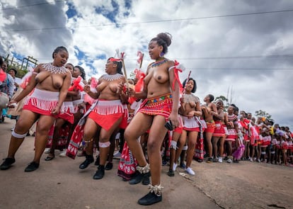 Como parte de la ceremonia, las mujeres jóvenes bailan con el pecho desnudo para su rey, y cada doncella lleva una larga caña, que luego se deposita cuando se acercan a éste. 