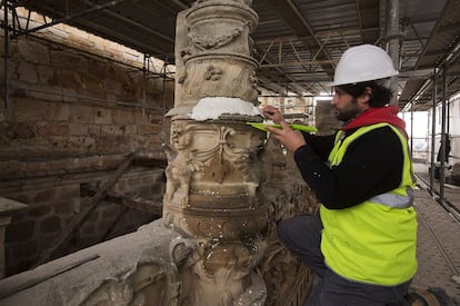 Uno de los operarios trabaja en las labores de restauración.