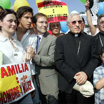 El cardenal Antonio María Rouco, con una gorra en la mano, en la manifestación contra las bodas gays.