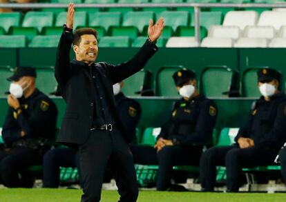 Simeone gesticula en la banda del Benito Villamarín.