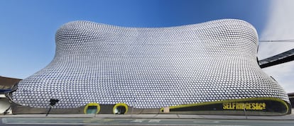 Quizá fue la mezcla cultural de la ciudad inglesa de Birmingham la que inspiró a su ciudadano más célebre, J. R. R. Tolkien, para escribir 'El Señor de los Anillos', porque 'Brum', como la llaman sus habitantes, ofrece al viajero museos, parques temáticos, flamantes mercados -en la imagen los almacenes Selfridges- y, sobre todo, excelentes restaurantes de cocina baltí, fusión de cocina indo-británica.