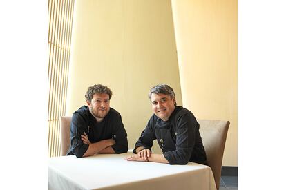 Los cocineros Bruno Oteiza (izquierda) y Mikel Alonso (derecha), en el restaurante Biko.