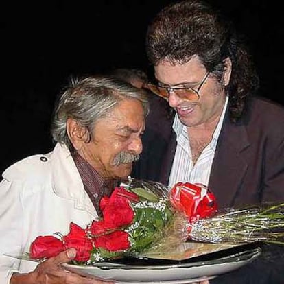 René de la Cruz (izquierda) recibe de manos del ministro de Cultura cubano, Abel Prieto, el Premio Nacional de Teatro en enero de 2007.