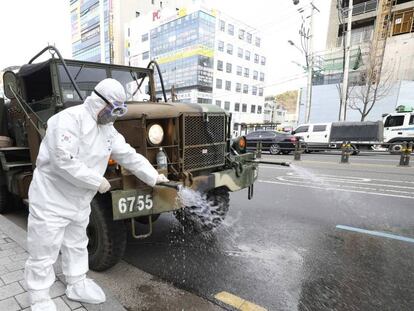 Soldados coreanos aplican desinfectante en las calles de Daegu. 