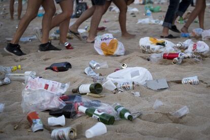 Escombraries a la sorra de la platja de Barcelona després de la revetlla. 

