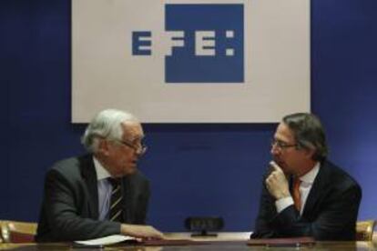 El presidente de la Agencia Efe, José Antonio Vera (d) y el alto comisionado para la Marca España, Carlos Espinosa de los Monteros, durante la firma de un convenio de colaboración para potenciar y mejorar la proyección del país en el exterior, el primero que suscribe esta institución. EFE/Archivo