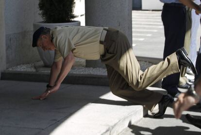 El rey Juan Carlos tropieza con un escal&oacute;n y cae al suelo al entrar hoy en la sede del Estado Mayor de la Defensa, aunque el incidente no le impidi&oacute; continuar con normalidad la visita de las instalaciones. 
 
