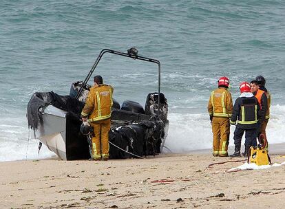 La planeadora abandonada por los narcos, ayer por la mañana en la playa de Os Raeiros, en O Grove.