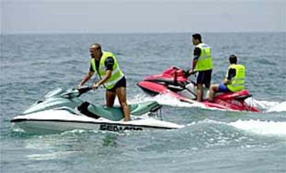 Miembros de Protección Civil rastrearon ayer el sur de Fuerteventura en motos acuáticas.