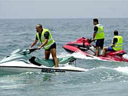 Miembros de Protección Civil rastrearon ayer el sur de Fuerteventura en motos acuáticas.